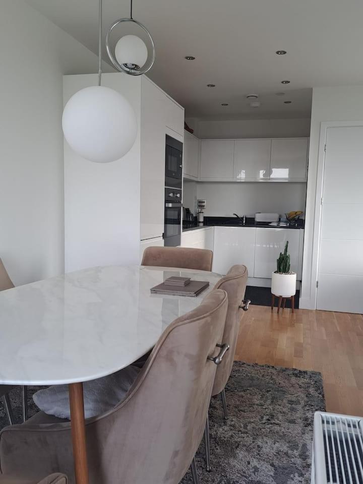 Cozy Double Room With Large En Suite Near Canary Wharf London With Amazing Views In A Shared Apartment エクステリア 写真