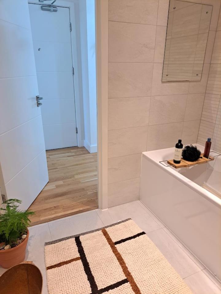 Cozy Double Room With Large En Suite Near Canary Wharf London With Amazing Views In A Shared Apartment エクステリア 写真