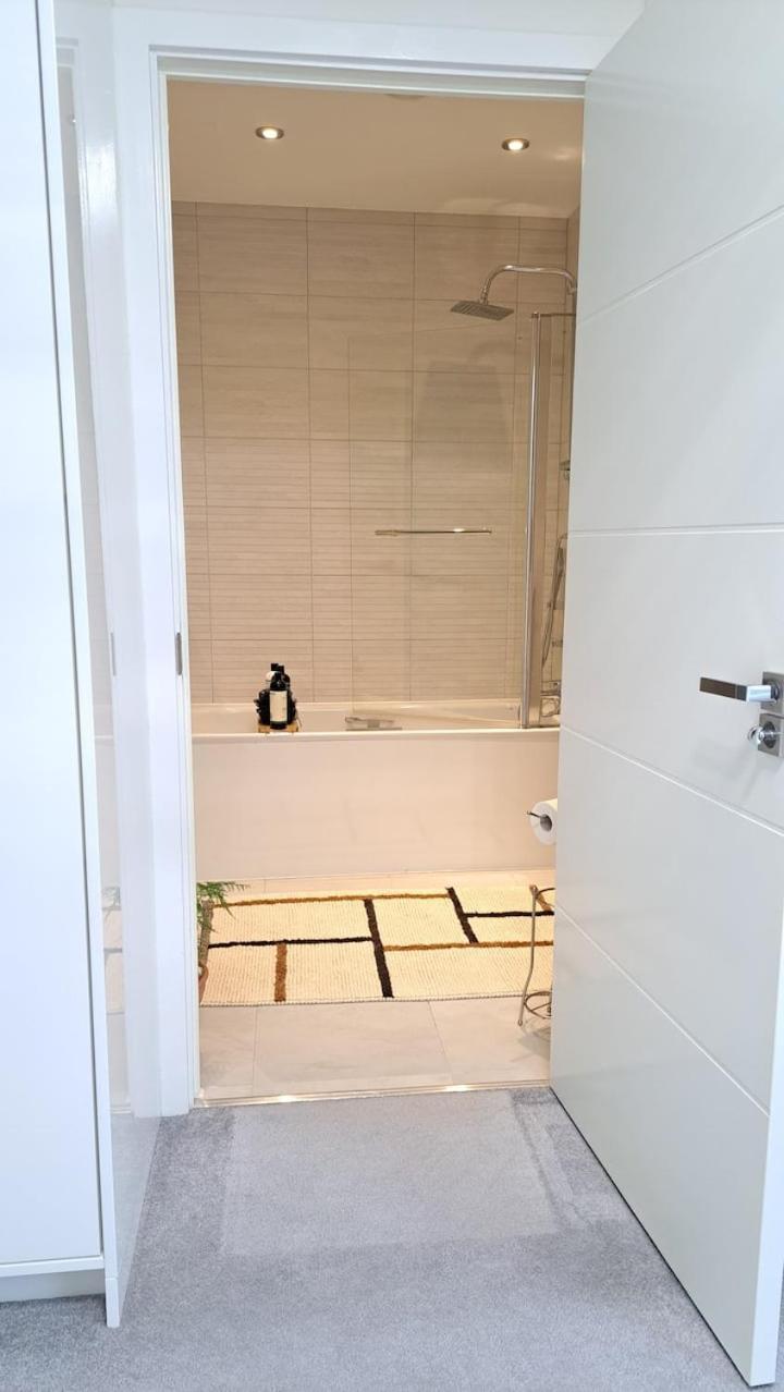 Cozy Double Room With Large En Suite Near Canary Wharf London With Amazing Views In A Shared Apartment エクステリア 写真
