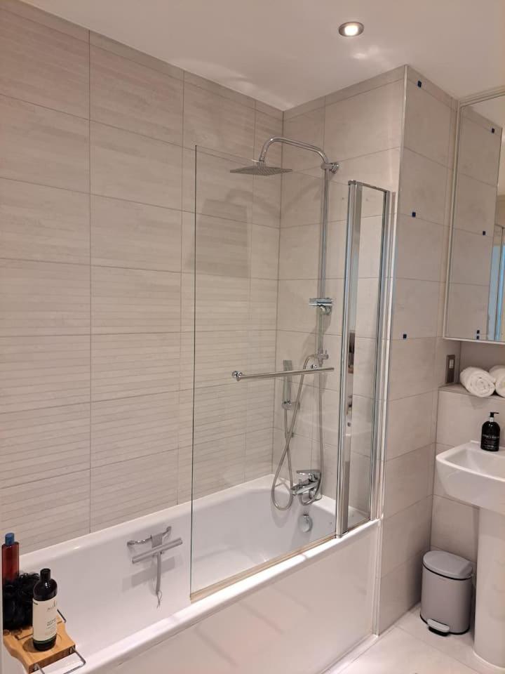 Cozy Double Room With Large En Suite Near Canary Wharf London With Amazing Views In A Shared Apartment エクステリア 写真